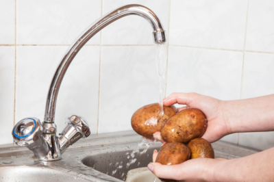 Het is beter om geen houtskool op de compost te leggen